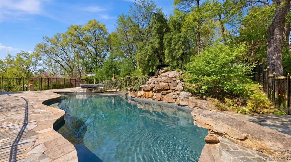 33 Greenbriar Drive Chappaqua, NY 10514