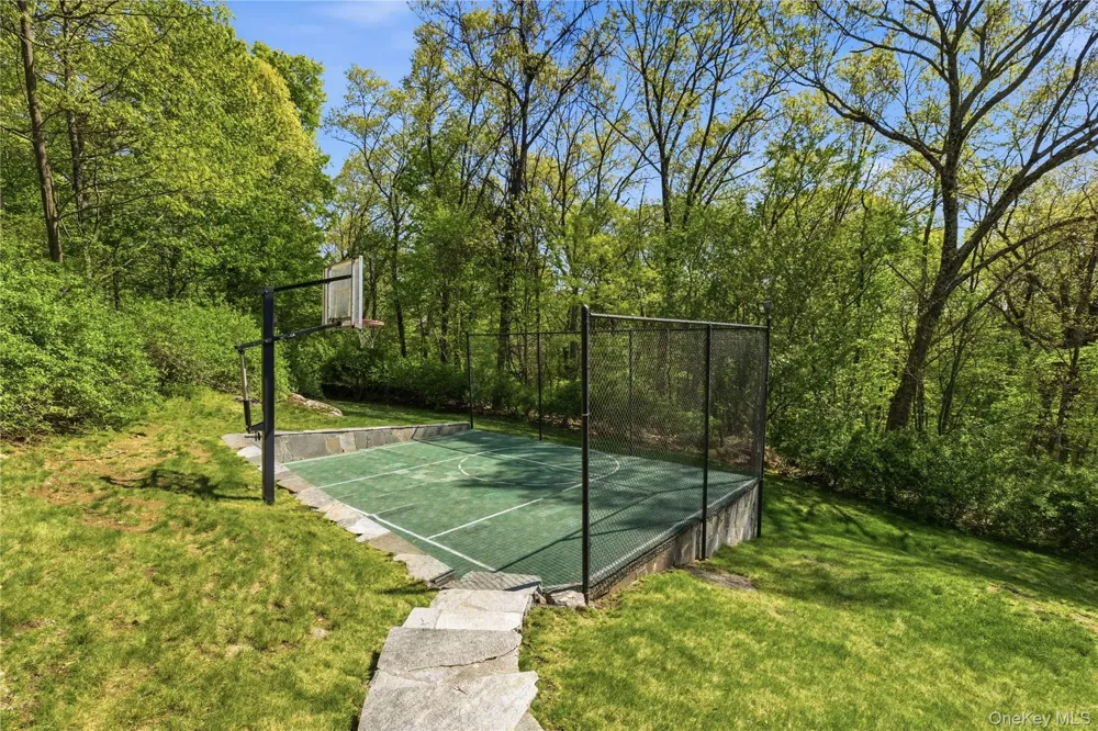 33 Greenbriar Drive Chappaqua, NY 10514