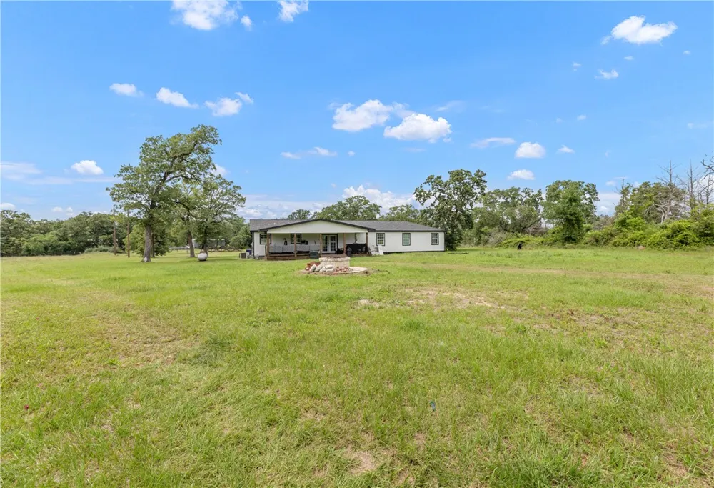 3508 Dick Barnes Loop Bedias, TX 77831