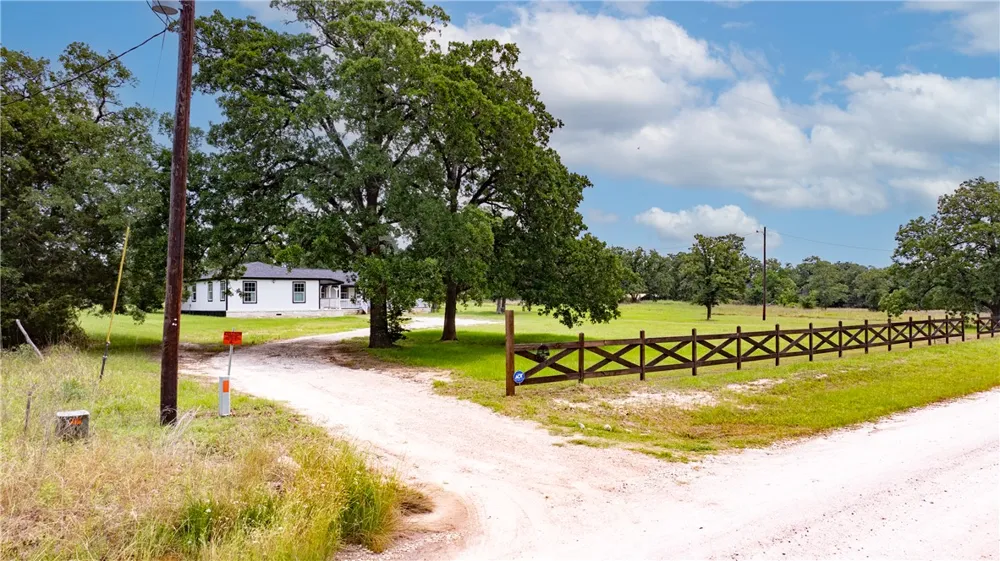 3508 Dick Barnes Loop Bedias, TX 77831