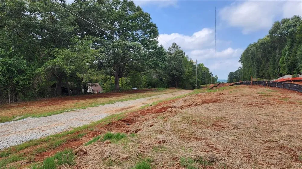 1661 Friendship Road Hoschton, GA 30548