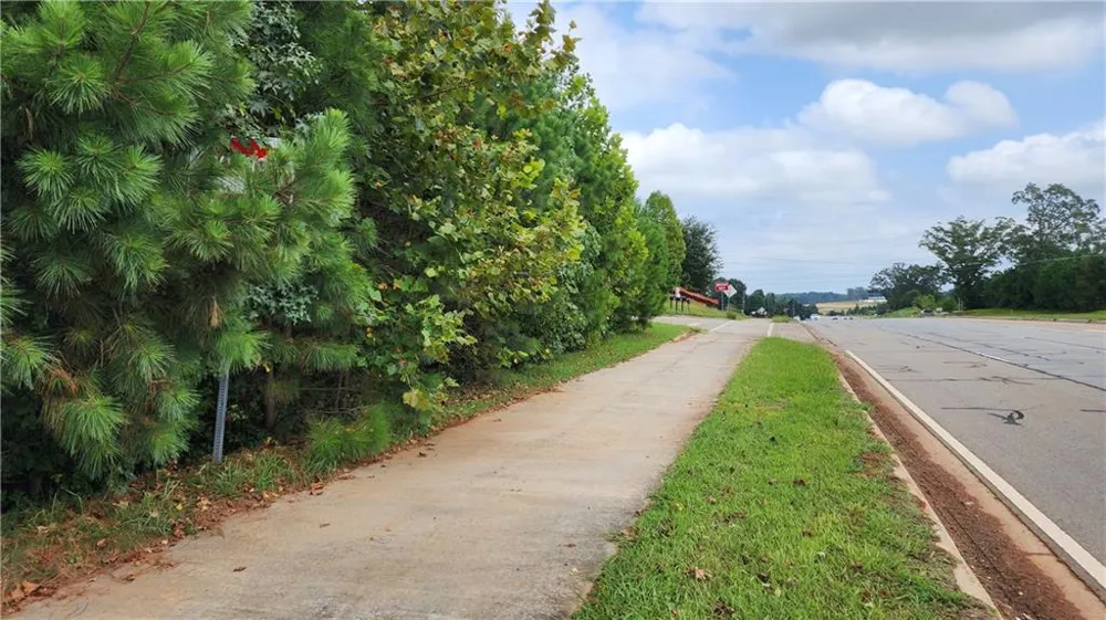 1661 Friendship Road Hoschton, GA 30548