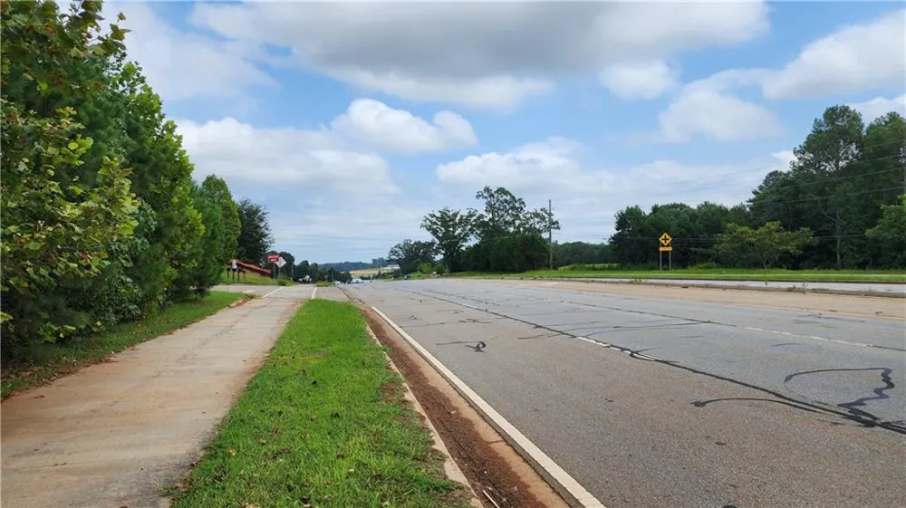 1661 Friendship Road Hoschton, GA 30548