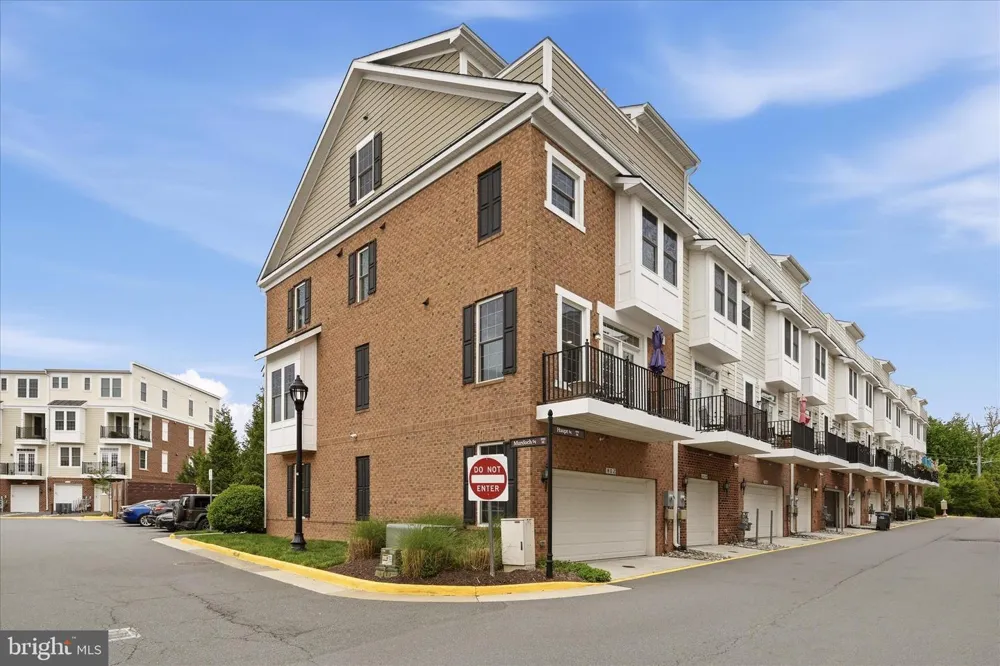 402 HAUPT SQUARE SE Leesburg, VA 20175