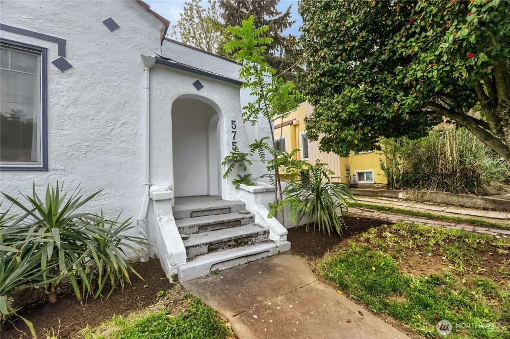 5755 25th Avenue NE Seattle, WA 98105
