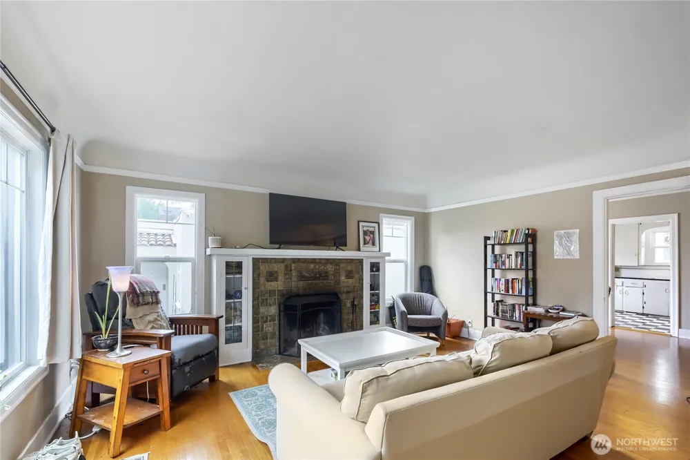 5755 25th Avenue NE Seattle, WA 98105