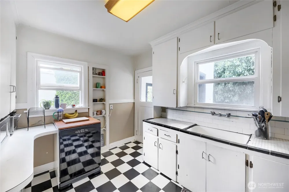 5755 25th Avenue NE Seattle, WA 98105