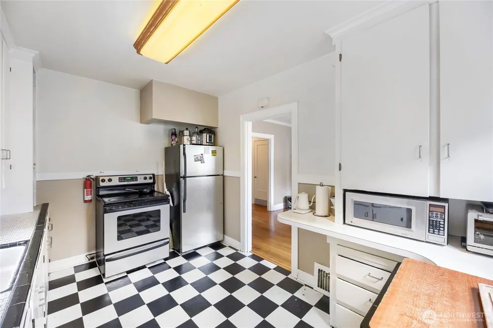 5755 25th Avenue NE Seattle, WA 98105