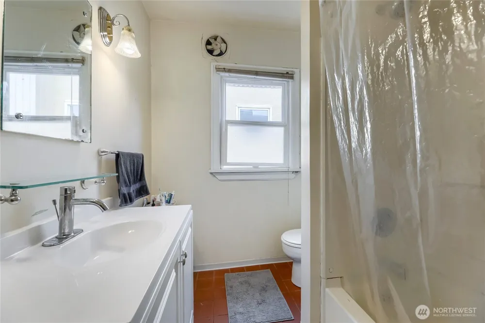 5755 25th Avenue NE Seattle, WA 98105