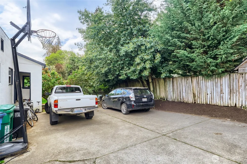 5755 25th Avenue NE Seattle, WA 98105