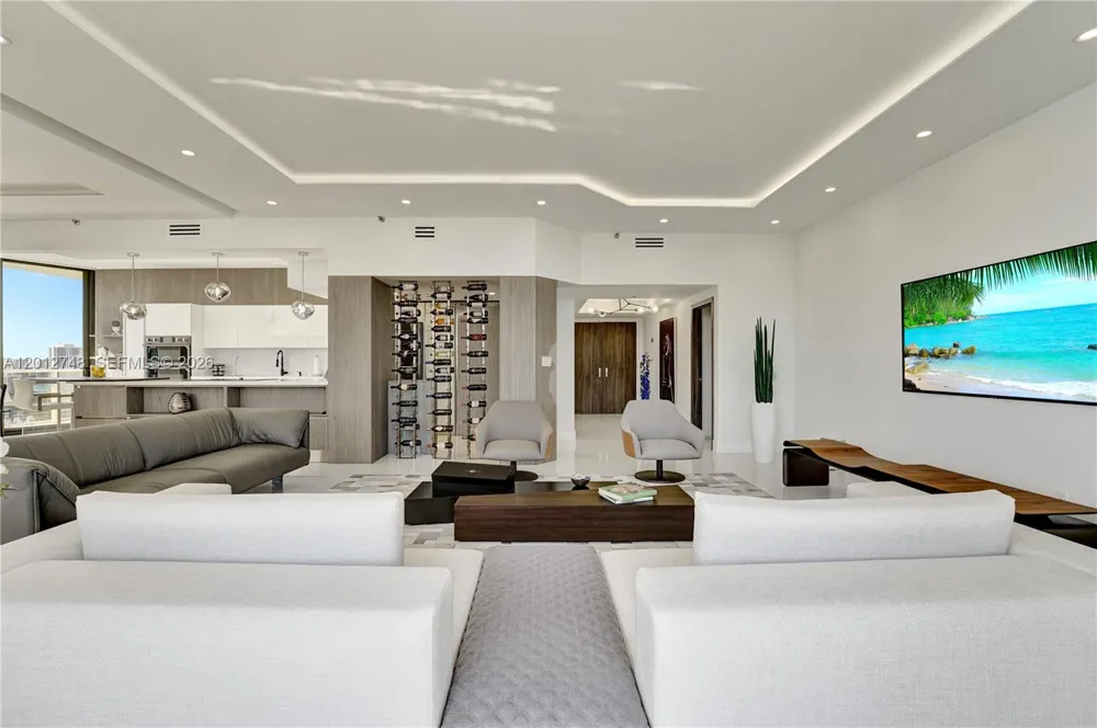 20281 E Country Club Dr #PH14 Aventura, FL 33180