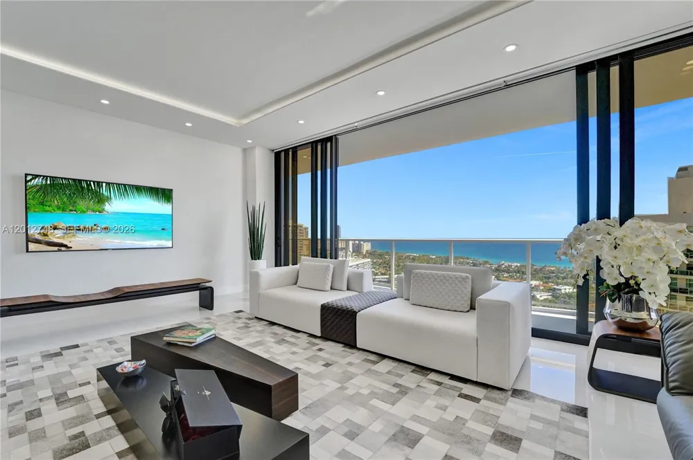 20281 E Country Club Dr #PH14 Aventura, FL 33180