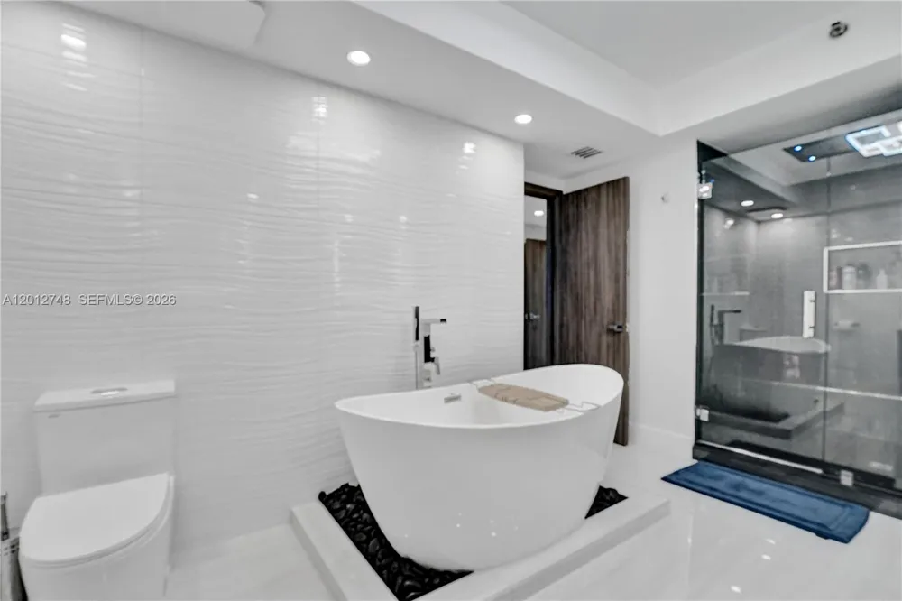 20281 E Country Club Dr #PH14 Aventura, FL 33180