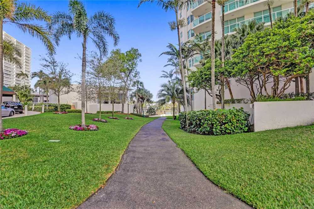 20281 E Country Club Dr #PH14 Aventura, FL 33180