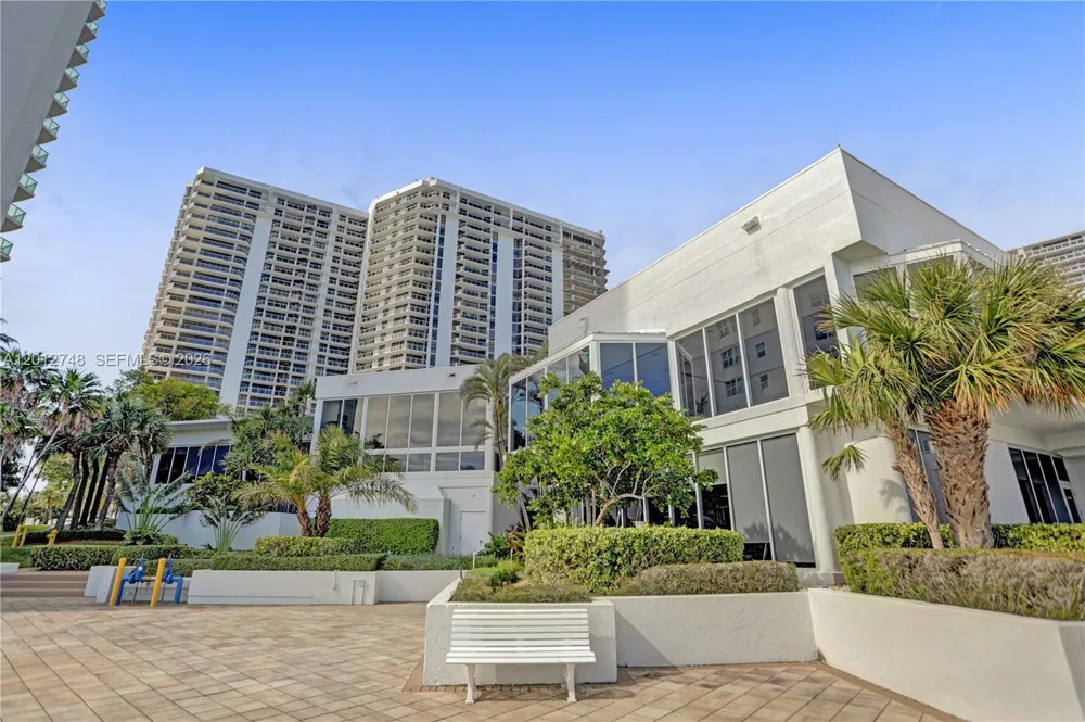 20281 E Country Club Dr #PH14 Aventura, FL 33180