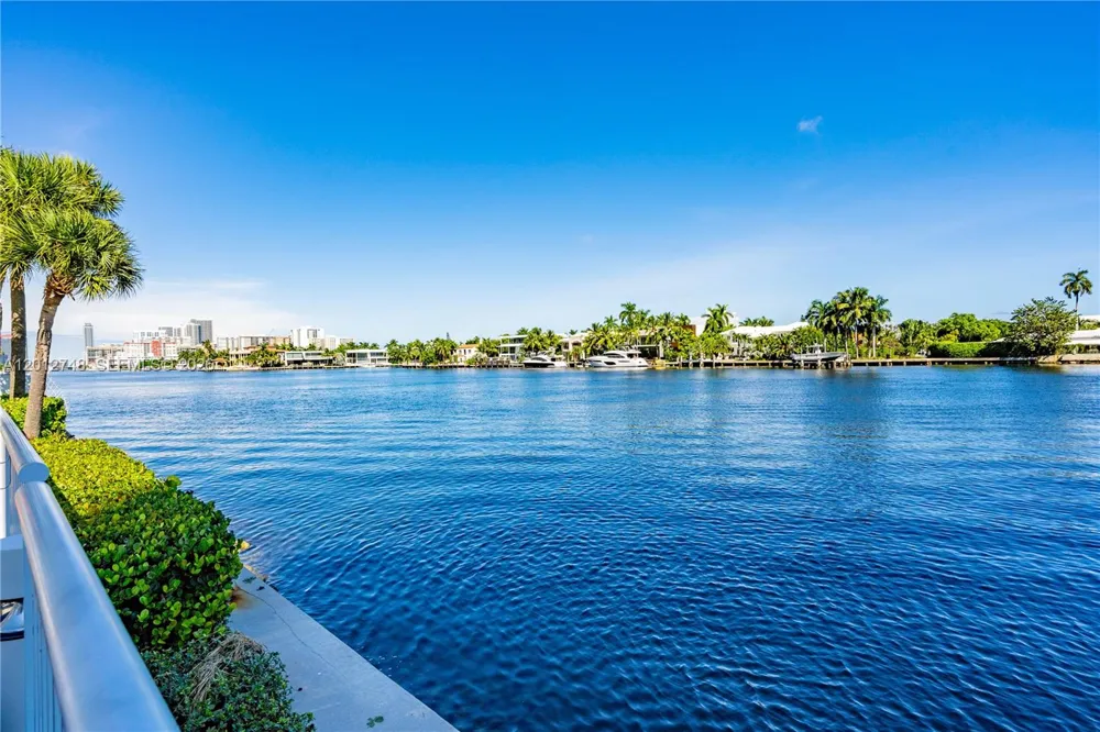 20281 E Country Club Dr #PH14 Aventura, FL 33180
