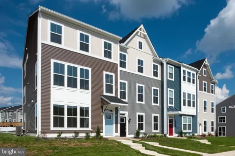 8804 SELBY COURT
