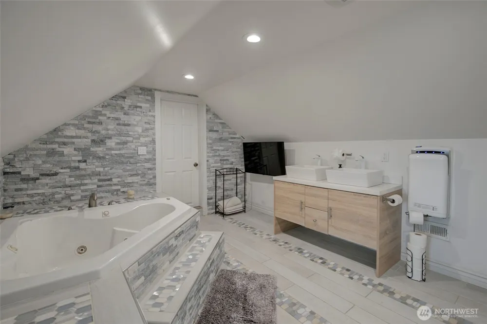 802 Eklund Avenue Hoquiam, WA 98550