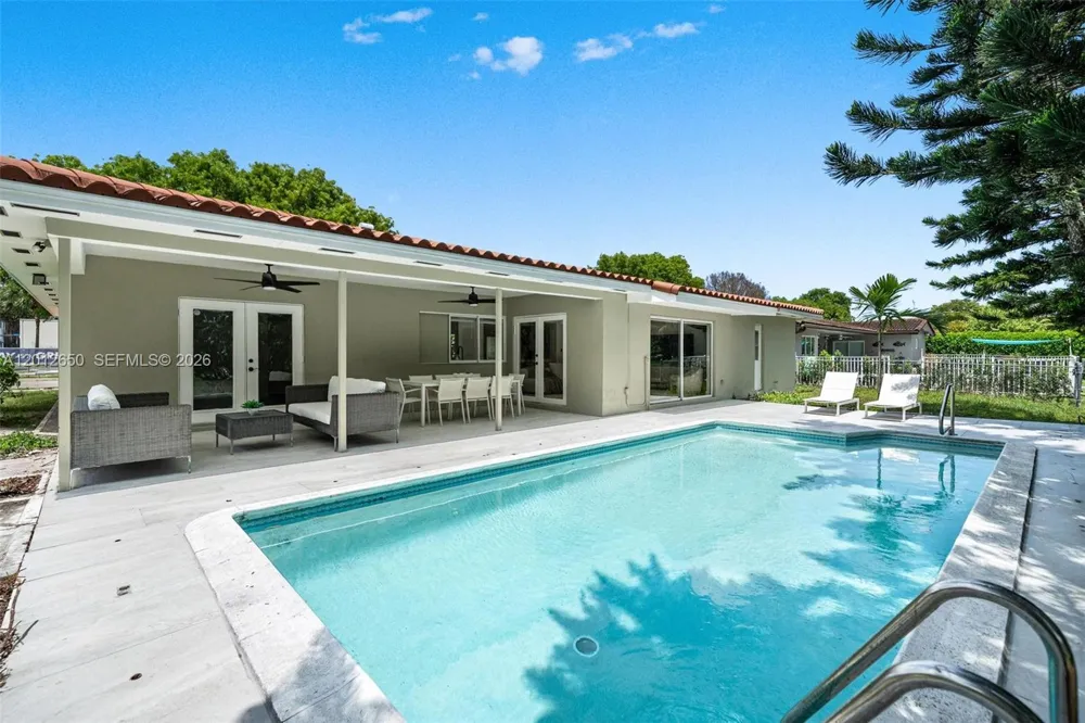 6750 White Oak Dr Miami Lakes, FL 33014