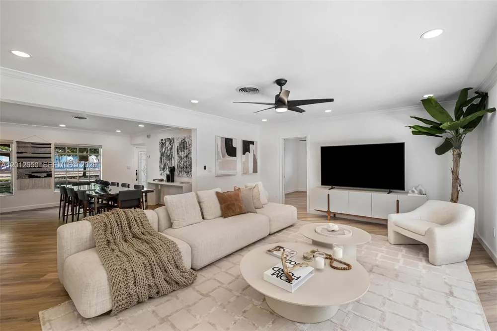 6750 White Oak Dr Miami Lakes, FL 33014