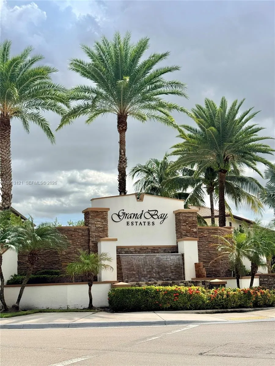 8640 NW 101st Pl Doral, FL 33178