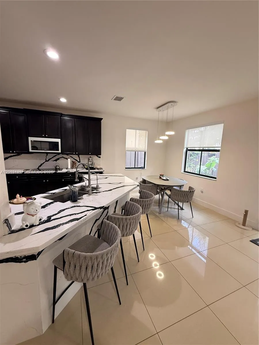 8640 NW 101st Pl Doral, FL 33178