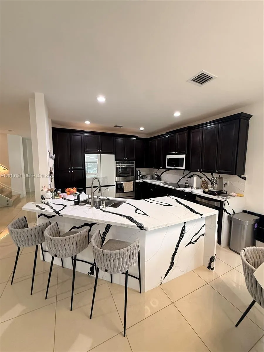 8640 NW 101st Pl Doral, FL 33178