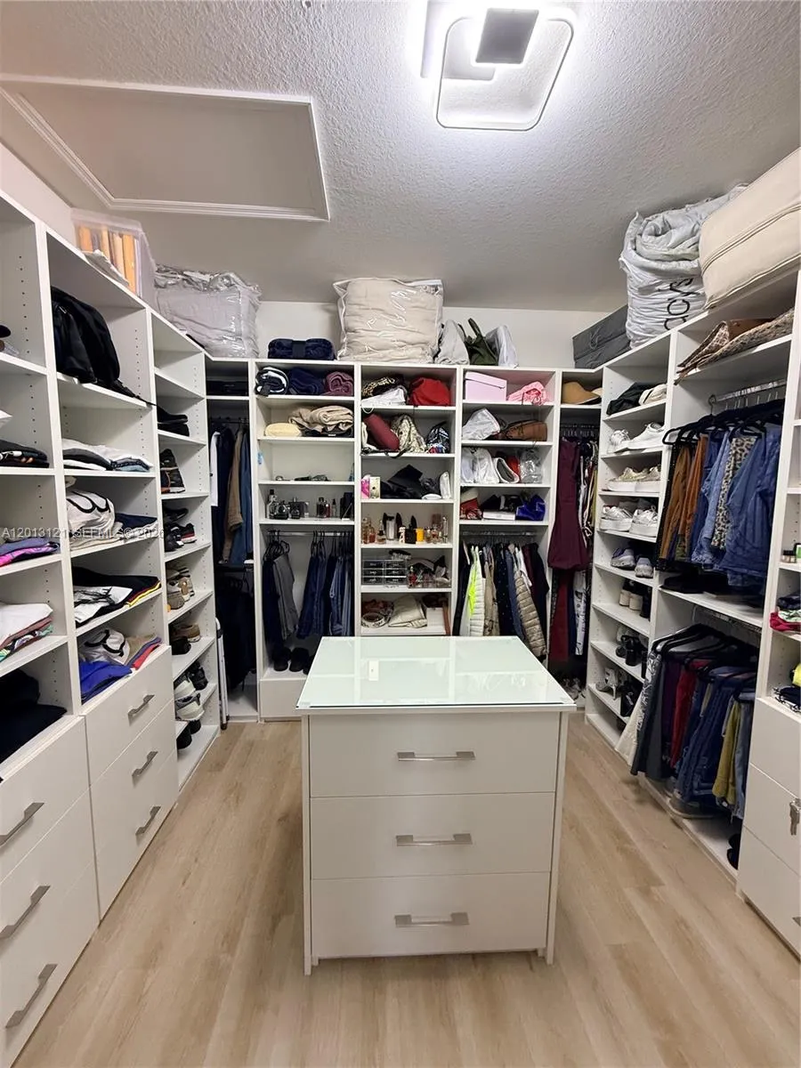 8640 NW 101st Pl Doral, FL 33178
