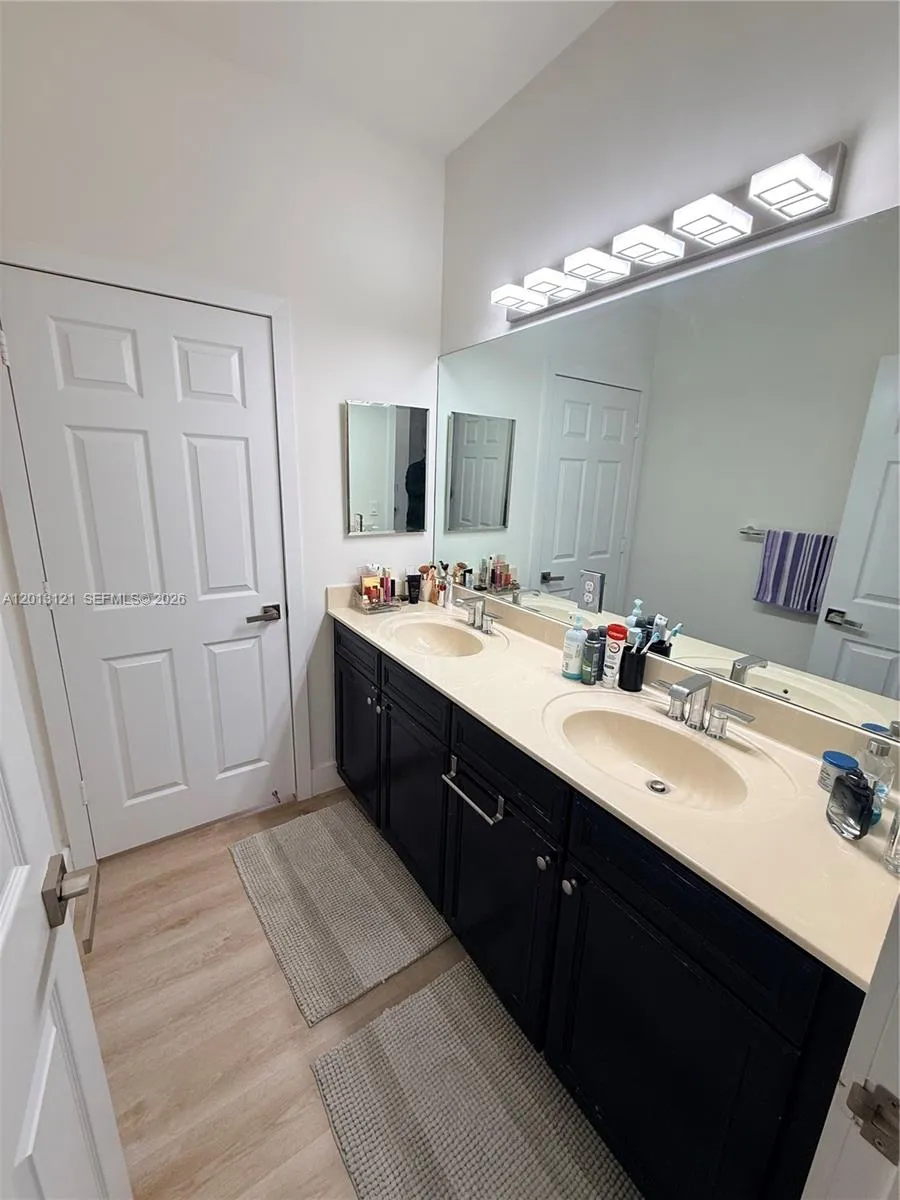 8640 NW 101st Pl Doral, FL 33178