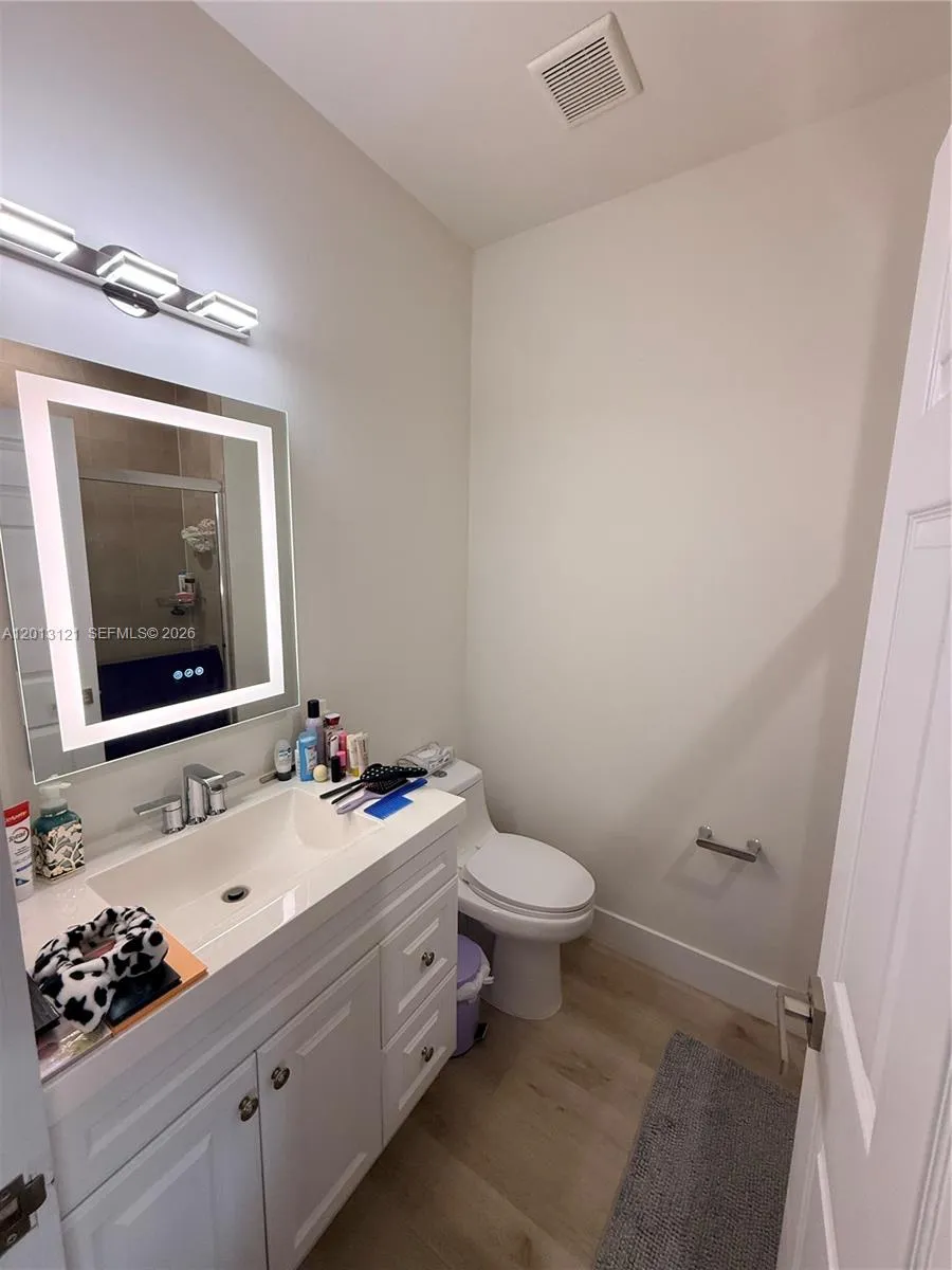 8640 NW 101st Pl Doral, FL 33178