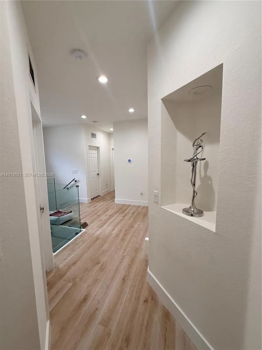 8640 NW 101st Pl Doral, FL 33178