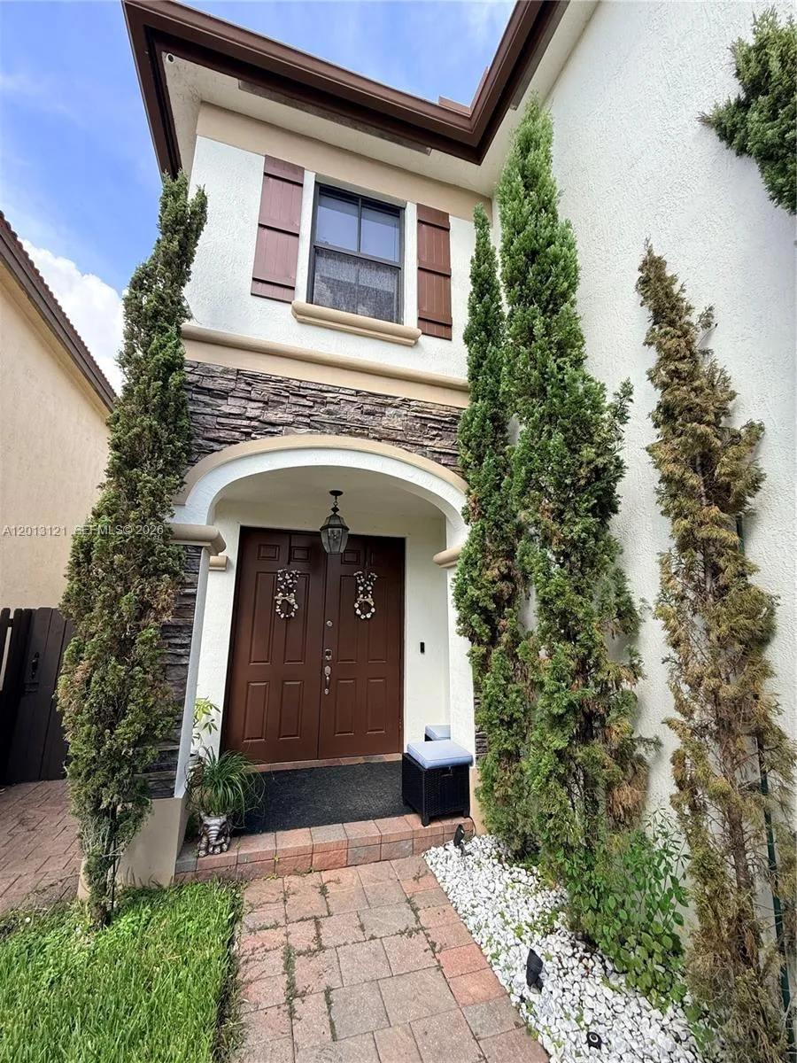 8640 NW 101st Pl Doral, FL 33178