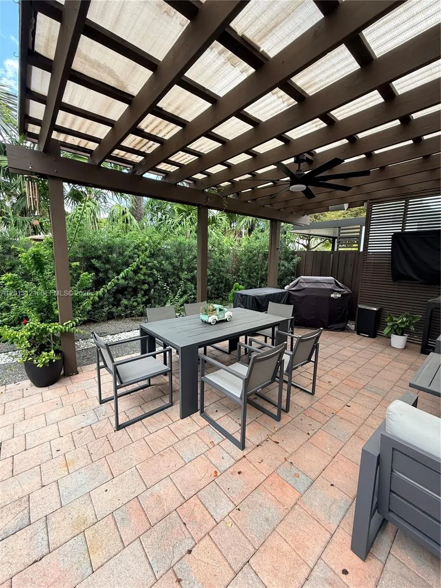 8640 NW 101st Pl Doral, FL 33178