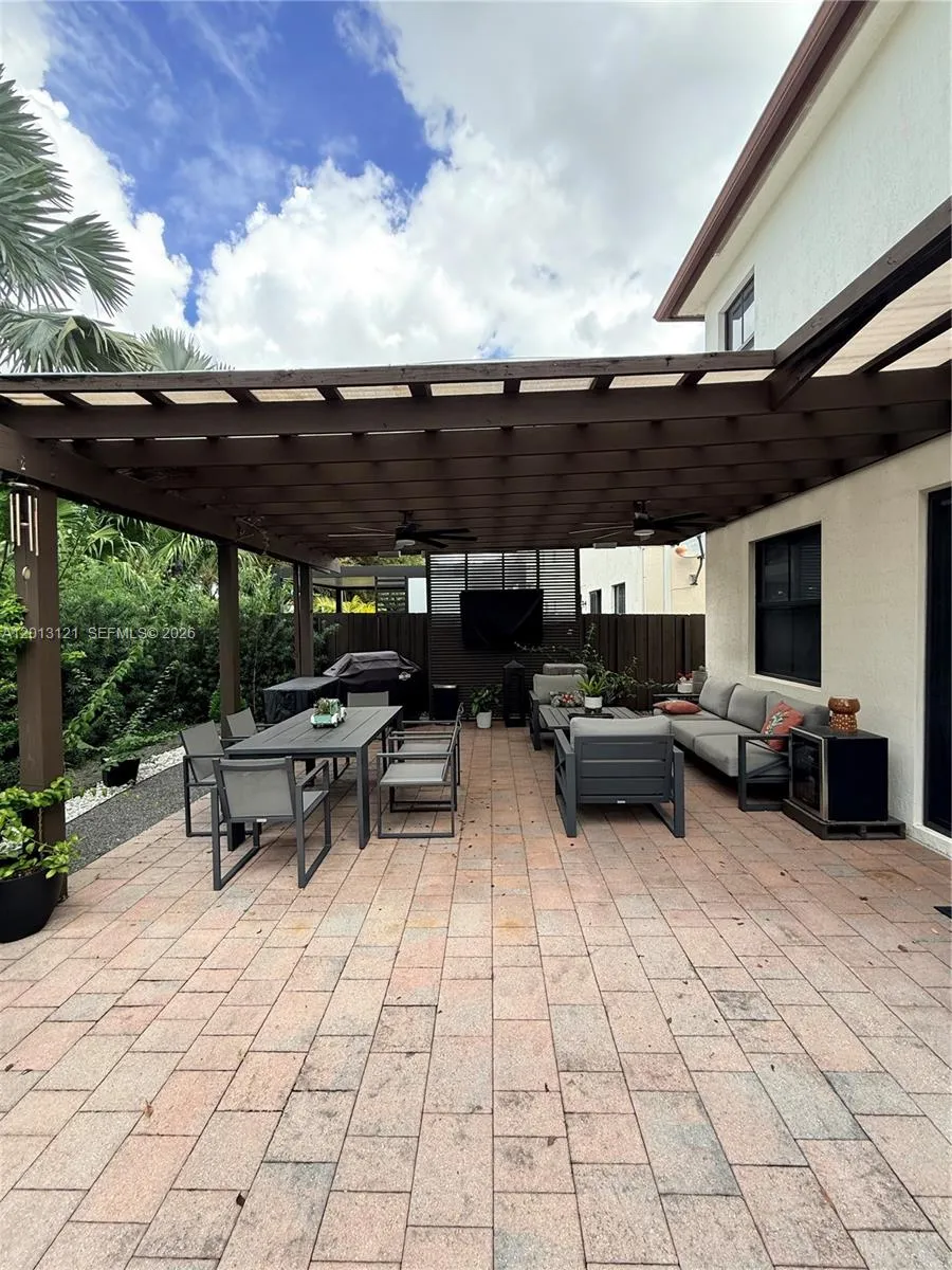 8640 NW 101st Pl Doral, FL 33178