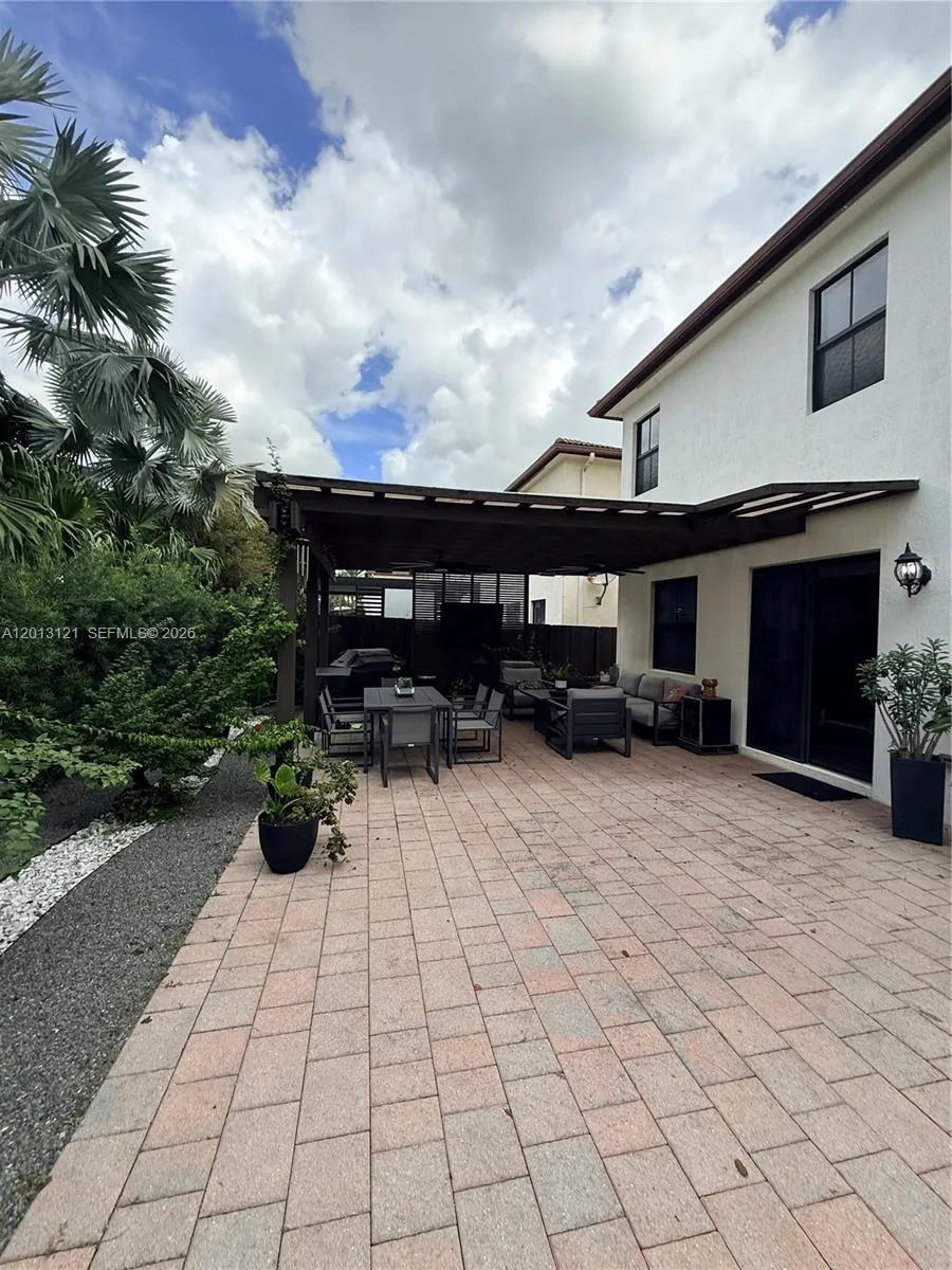 8640 NW 101st Pl Doral, FL 33178