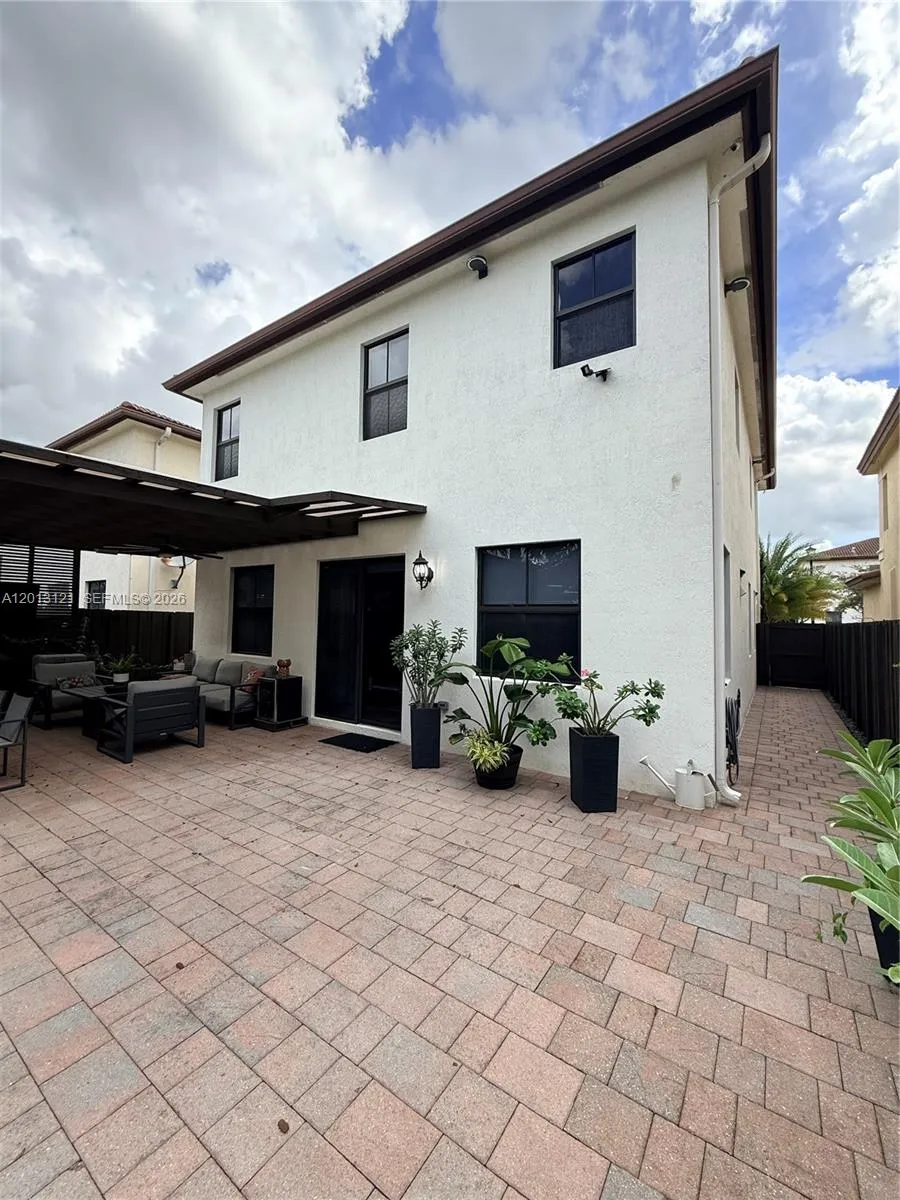 8640 NW 101st Pl Doral, FL 33178
