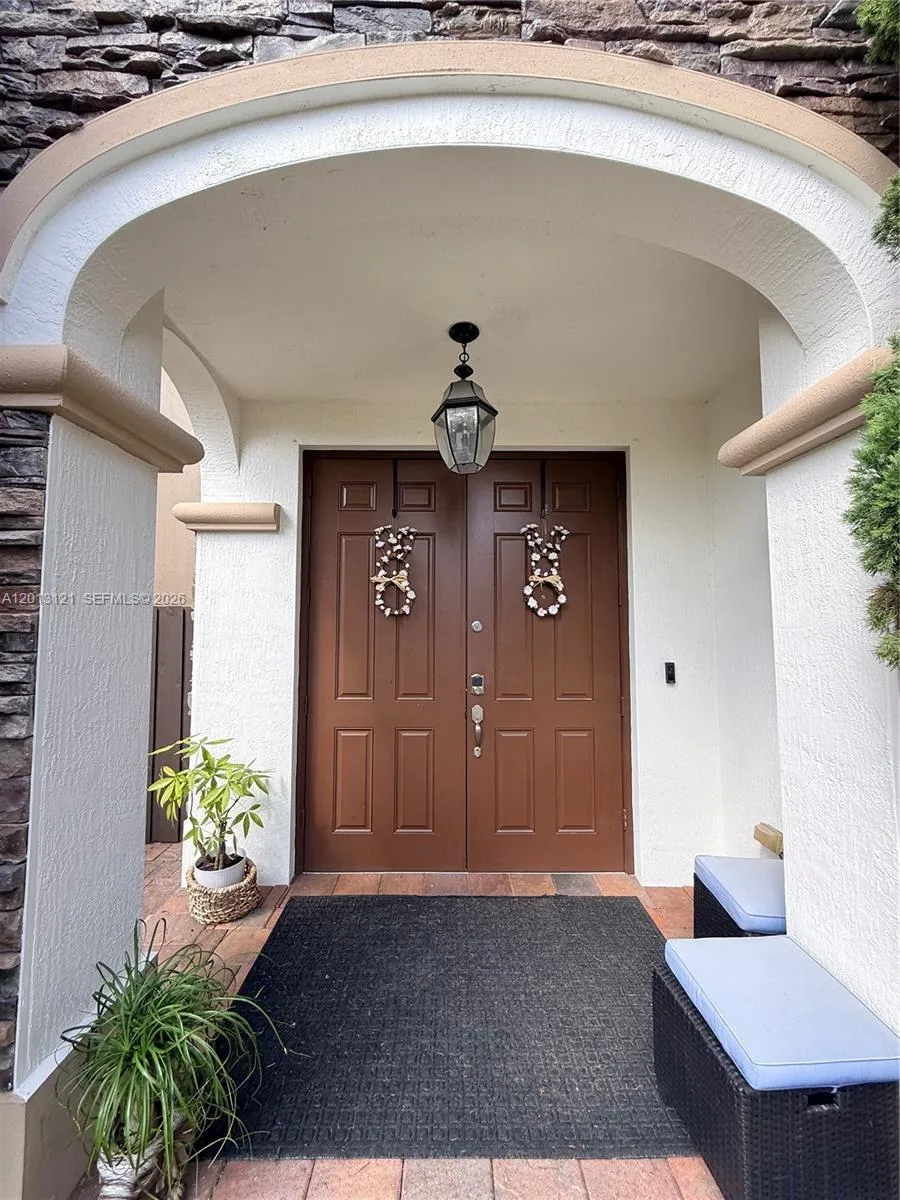 8640 NW 101st Pl Doral, FL 33178