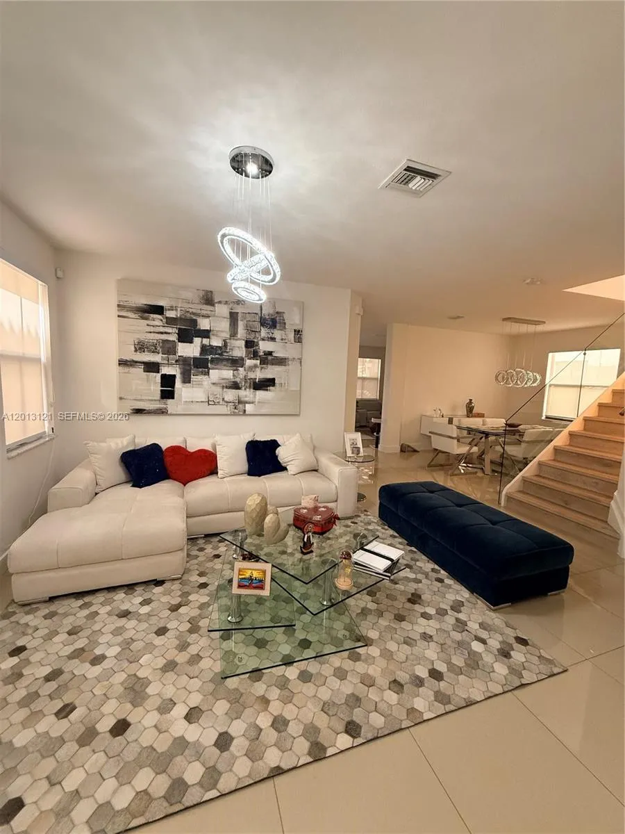 8640 NW 101st Pl Doral, FL 33178