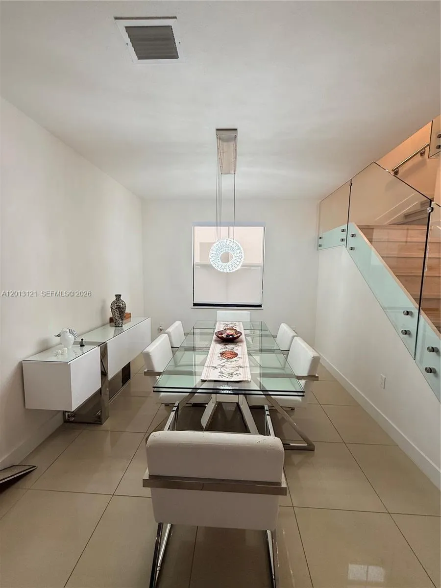 8640 NW 101st Pl Doral, FL 33178