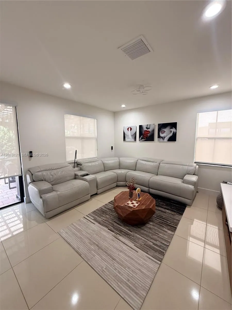 8640 NW 101st Pl Doral, FL 33178
