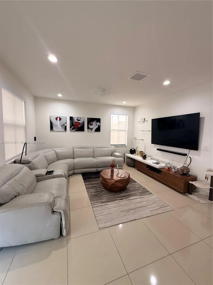 8640 NW 101st Pl Doral, FL 33178