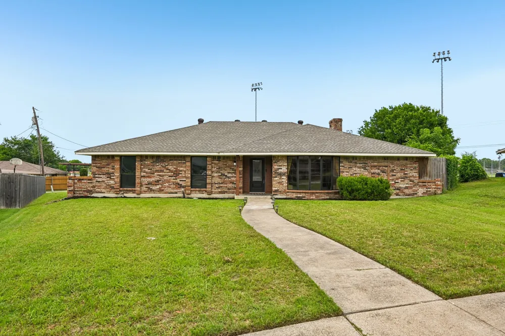 813 Oakbluff Drive Lancaster, TX 75146