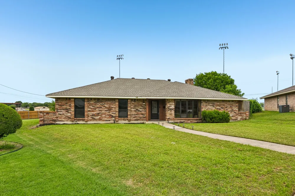 813 Oakbluff Drive Lancaster, TX 75146