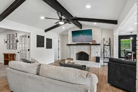 813 Oakbluff Drive