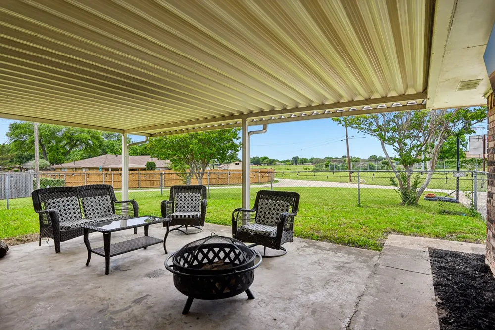 813 Oakbluff Drive Lancaster, TX 75146