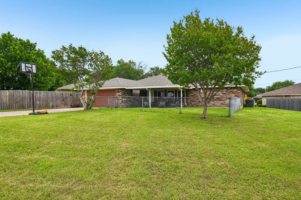 813 Oakbluff Drive Lancaster, TX 75146