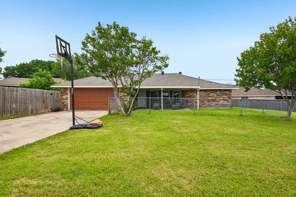 813 Oakbluff Drive Lancaster, TX 75146