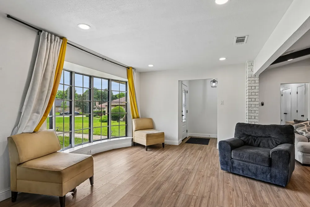 813 Oakbluff Drive Lancaster, TX 75146