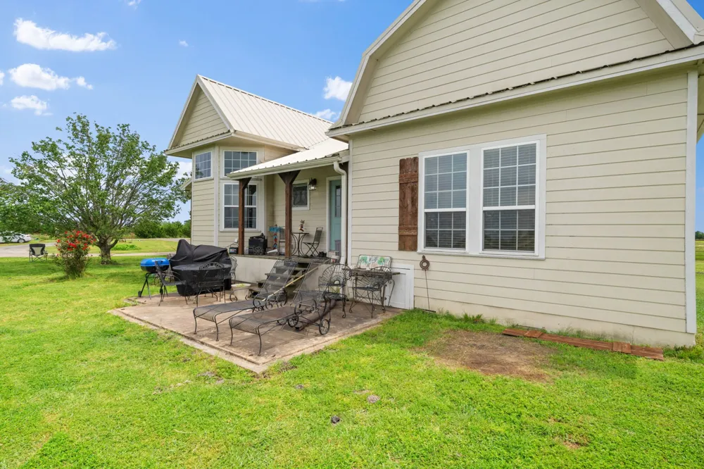 404 Fm 1566 W Wolfe City, TX 75496