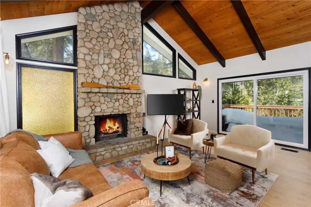 825 Lake View Lane Twin Peaks, CA 92391